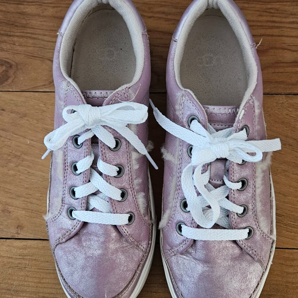 UGG low-top suede sneakers Metallic purple, distress look women size 6.5